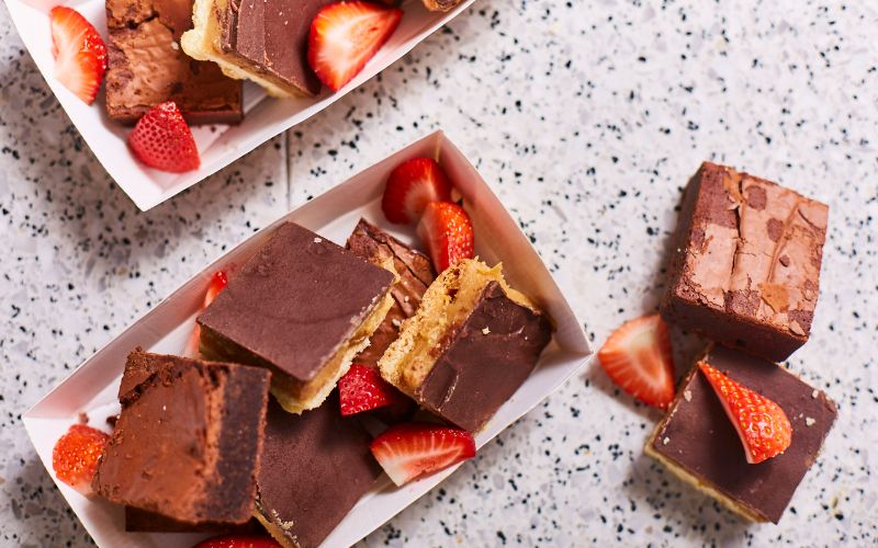 sweet-canapes-brownies-strawberries-min