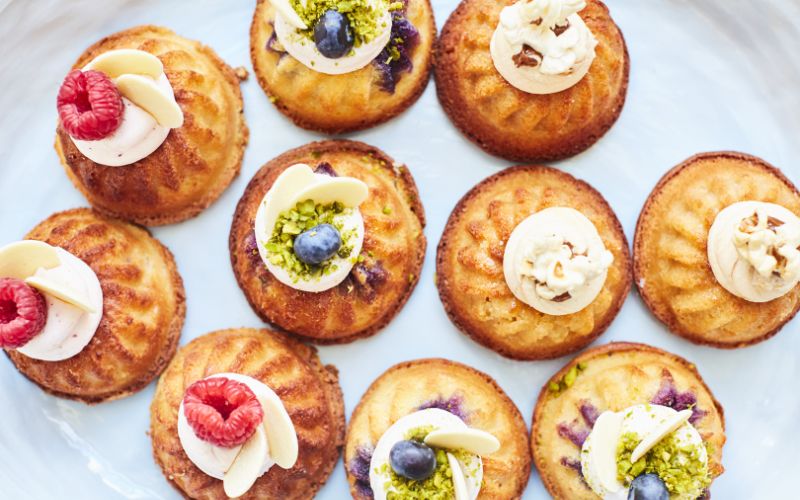 sweet-canapes-mini-cakes-min